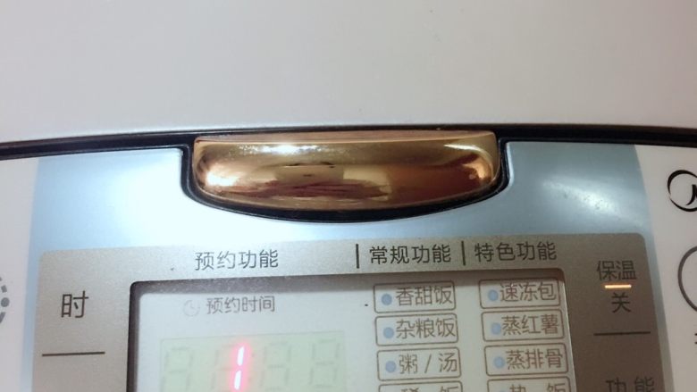 芹菜牛肉蔬菜粥 宝宝辅食10M+
,电饭煲加入煮粥的水,一般锅内有刻度,按下煮粥
