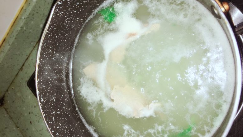 芹菜牛肉蔬菜粥 宝宝辅食10M+
,牛肉放入锅中,煮去血水至煮熟为止