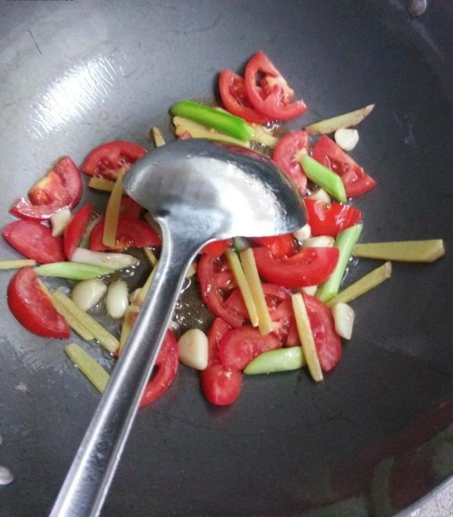 学会鱼肉的这种新吃法,吃一口就停不下来!,接着下番茄跟葱白一同翻炒。