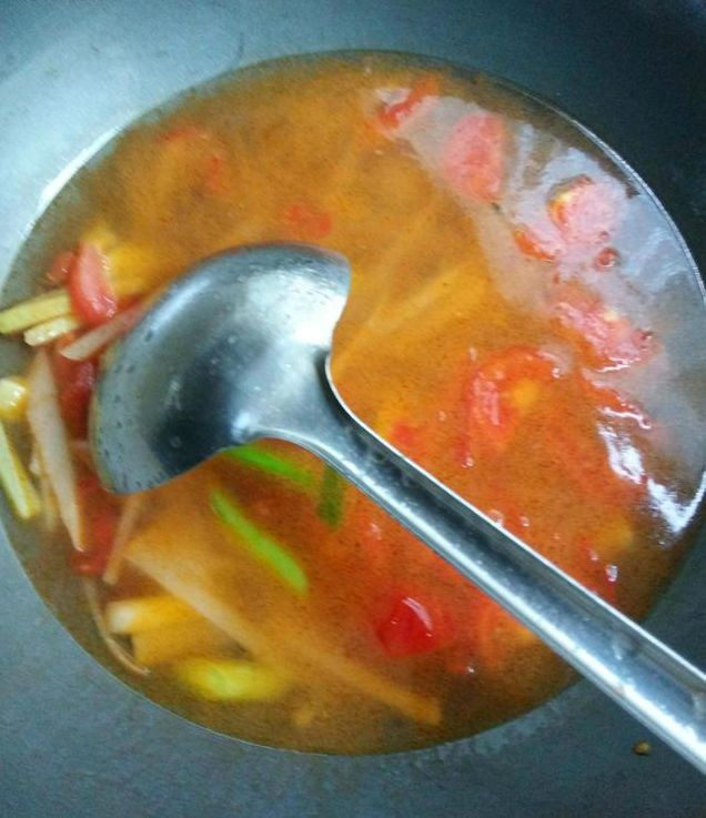 学会鱼肉的这种新吃法,吃一口就停不下来!,将所有食材都炒香后,加入适量的清水下锅熬煮汤底。