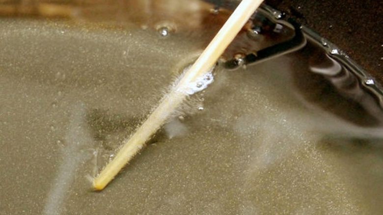 怎麼炸出好吃的天妇罗,蔬菜需低温慢炸,一般以160-170℃油温为佳。就是将筷子放入油中,很快起小水泡就是。鱼贝类则要用180℃高温炸,筷子放入会产生大水泡的程度