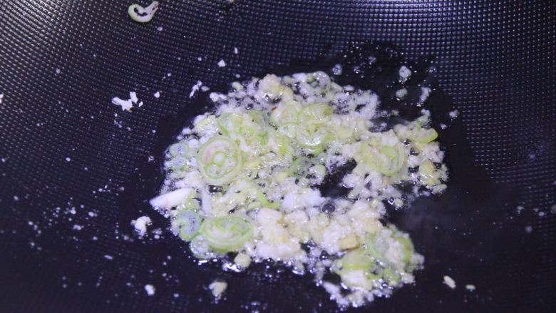 油焖大虾,五成热下葱姜蒜，中火两分钟