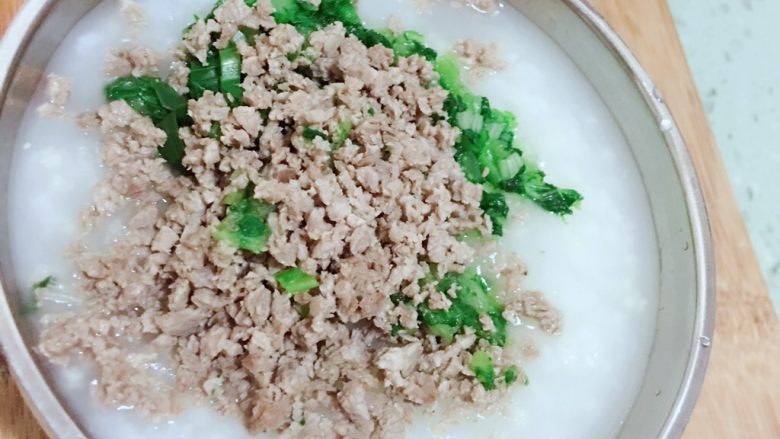 芹菜牛肉蔬菜粥 宝宝辅食10M+
,乘一碗粥加入肉末菜沫