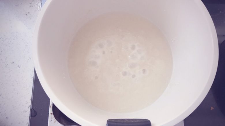 奶香玉米浓汤 宝宝辅食,倒入适量的温水,快速搅拌均匀至糊状