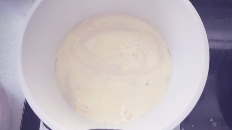 奶香玉米浓汤 宝宝辅食,加入刚刚处理好的玉米汁,搅拌均匀