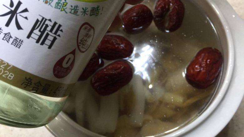 沙参玉竹椰子鸡汤(附开椰子方法),加入醋。