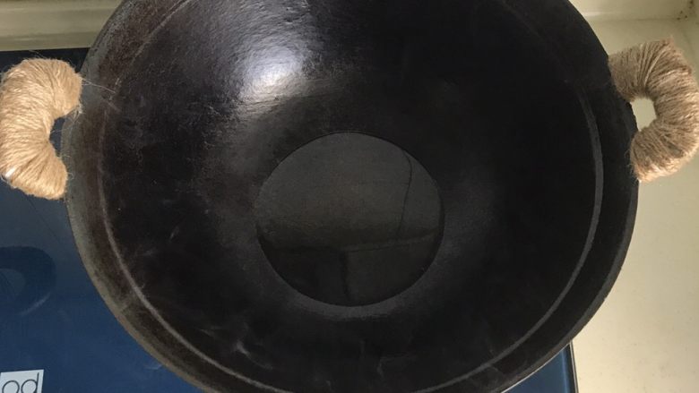 秘制大虾,热锅冷油,一定要锅烧烫再放油,适量油,一般炒虾的量