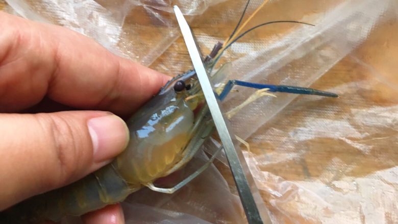 秘制大虾,现在处理虾,把虾头胡须和大钳剪掉(虾要放到最后处理,这样能保持虾的鲜活)