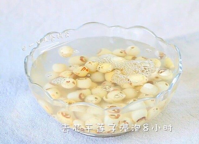 蒸莲子,去芯干莲子浸泡8小时。
小贴士:这里用的莲子干,如果是夏天刚好有新鲜的最好啦,嫩的直接吃掉,老的适合蒸熟当零食,是夏季的时令零食哦。