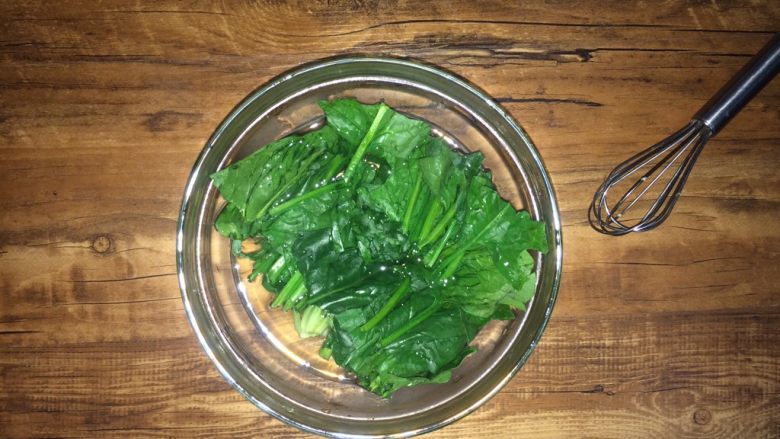 翡翠肉松蛋糕卷,用开水焯一下,去掉菜酸。