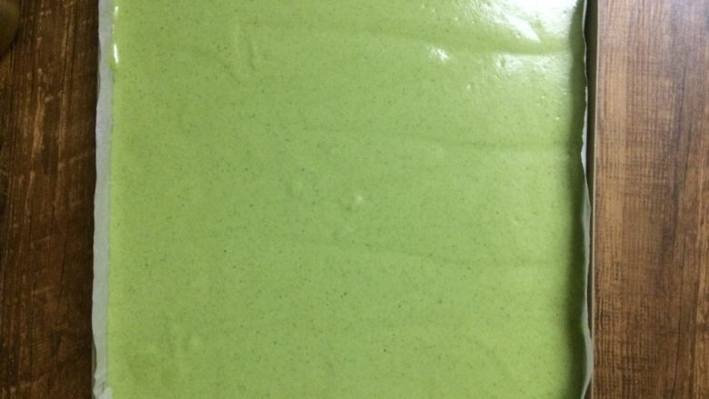 翡翠肉松蛋糕卷,倒入烤盘,轻轻震几下,去掉大气泡。