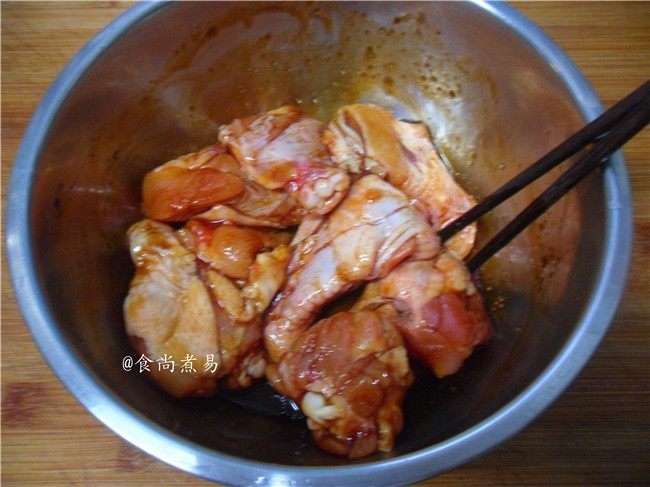 照烧汁香烤鸡腿,戴上一次性手套,抓匀鸡翅根,顺便给它们按摩一两遍
