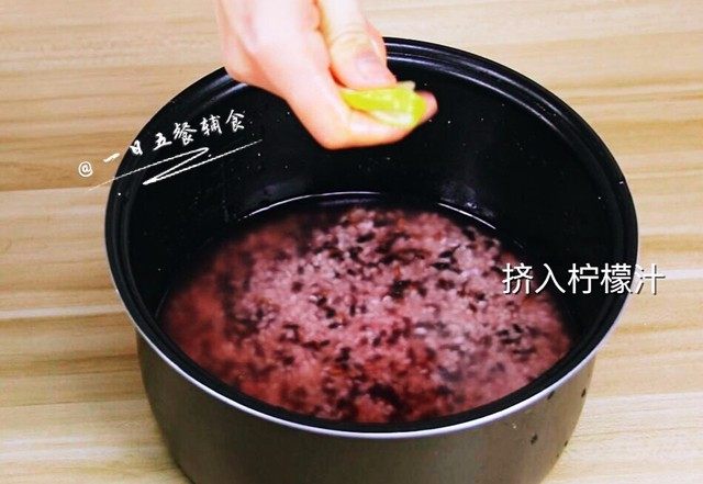 桃红大虾寿司卷, 将混合的两种米和泡米的水一同倒入电饭锅内,加入平常煮饭一样多的水,2片<a style='color:red;display:inline-block;' href='/shicai/ 595'>柠檬</a>汁切片,挤汁煮成米饭。