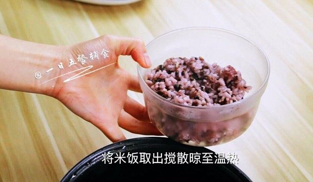 桃红大虾寿司卷,将米饭取出打散,晾至温热。
🌻小贴士:不要饭很热的时候就放海苔上,会把海苔烫缩起来。
