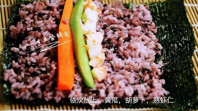 桃红大虾寿司卷,在中间位置,依次放上胡萝卜,黄瓜,和熟<a style='color:red;display:inline-block;' href='/shicai/ 287'>虾仁</a>。