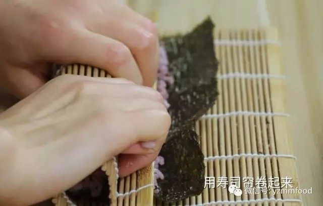 桃红大虾寿司卷,用寿司帘卷起来,压实。手法看视频。