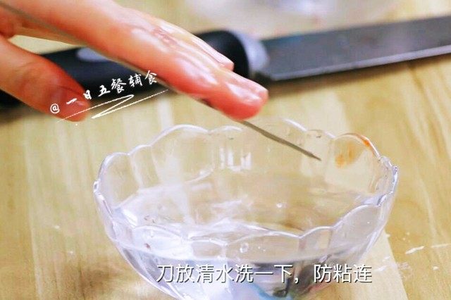 桃红大虾寿司卷,刀沾水,切成段。
