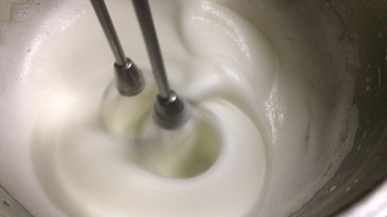 翡翠肉松蛋糕卷,时不时提起看看状态,不能打发过了,组织变得粗糙,表面也容易裂开。