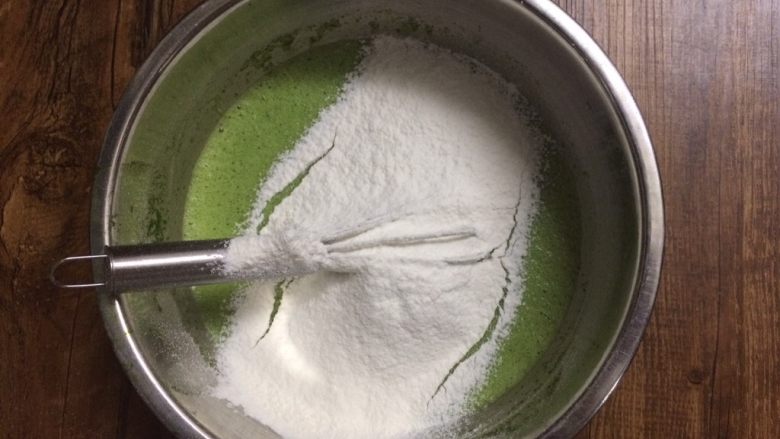 翡翠肉松蛋糕卷,“一"字划开,切拌或翻拌至无干粉。