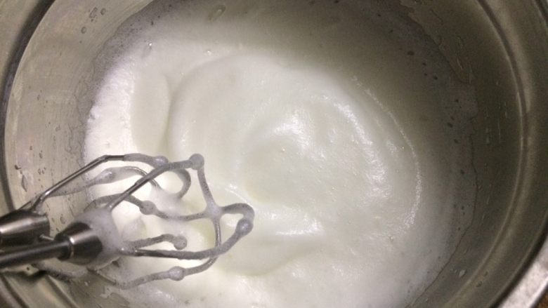 翡翠肉松蛋糕卷,出现纹路时,倒入剩下的糖,转中速打发。