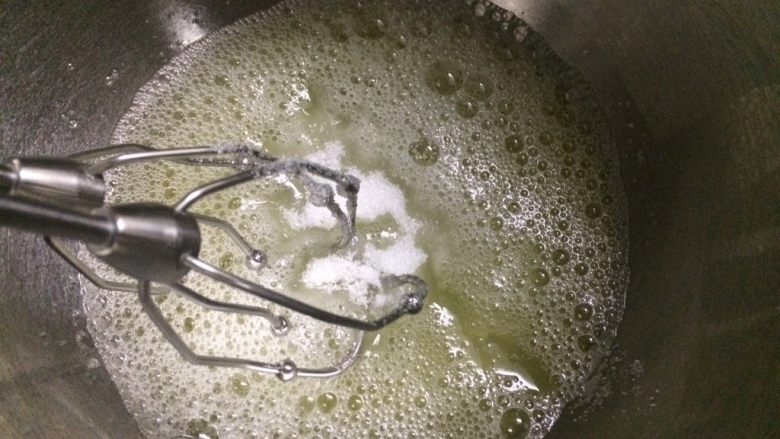 翡翠肉松蛋糕卷,鱼眼泡时加入细砂糖,糖分三次加入。