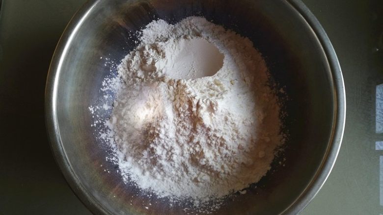 紫薯馅水晶饼,将材料按照配方,放入一深碗中。