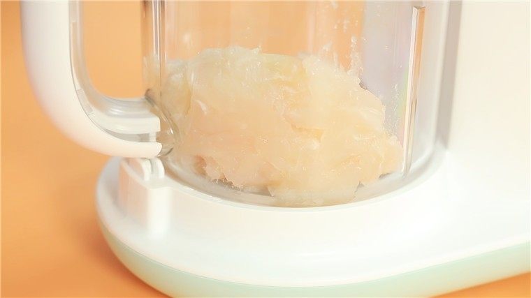 玉米蒸鱼糕,龙利鱼切小块,放入辅食机后搅打成泥
