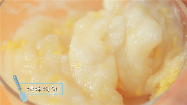 玉米蒸鱼糕,打好的鱼肉加入<a style='color:red;display:inline-block;' href='/shicai/ 4802'>玉米粒</a>,搅拌均匀