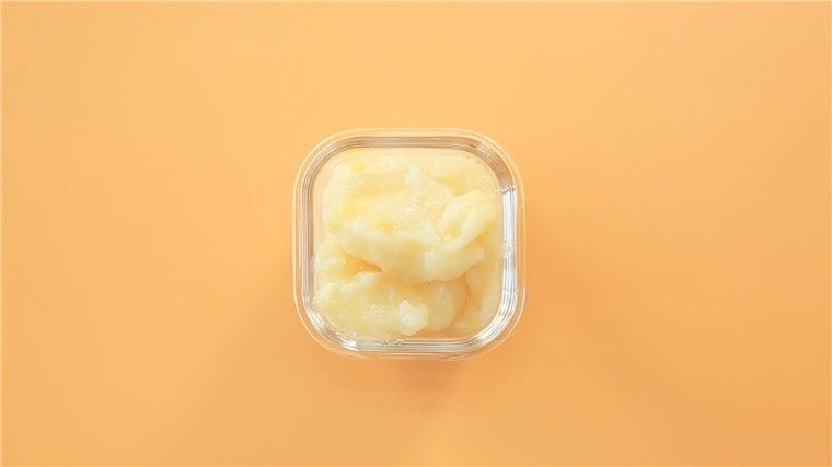 玉米蒸鱼糕,准备一个深口容器,垫上硅油纸,放入鱼泥
ps: 没有硅油纸的妈妈也可以在四壁薄薄的刷上一层油