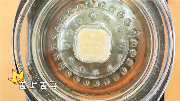 玉米蒸鱼糕,放入蒸锅中,盖上盘子
ps:盖盘子能有效的防止水汽滴入碗中,能使鱼糕表面更平整