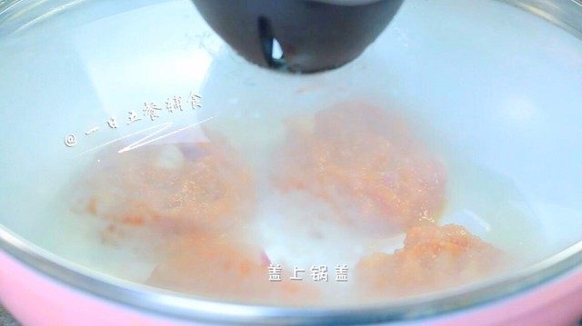 土豆嫩肉饼, 盖上锅盖。