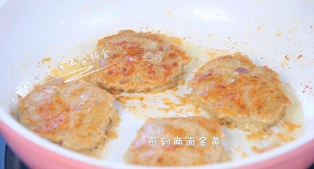 土豆嫩肉饼, 不盖也行。 一面煎好翻面继续，两面都是金黄色出锅。