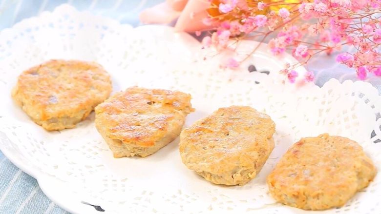 土豆嫩肉饼,食材给出的量做出了比巴掌小的饼16个。直接吃,夹在面包里吃,或者外面包2片生菜吃,都可以。