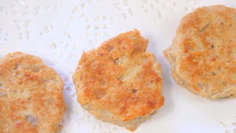土豆嫩肉饼,比巴掌小点的肉饼,成人每天吃2块就够了,中国营养学会建议轻体力成年人每天摄入50-75克的禽畜肉类。1-3岁的孩子一块足以。