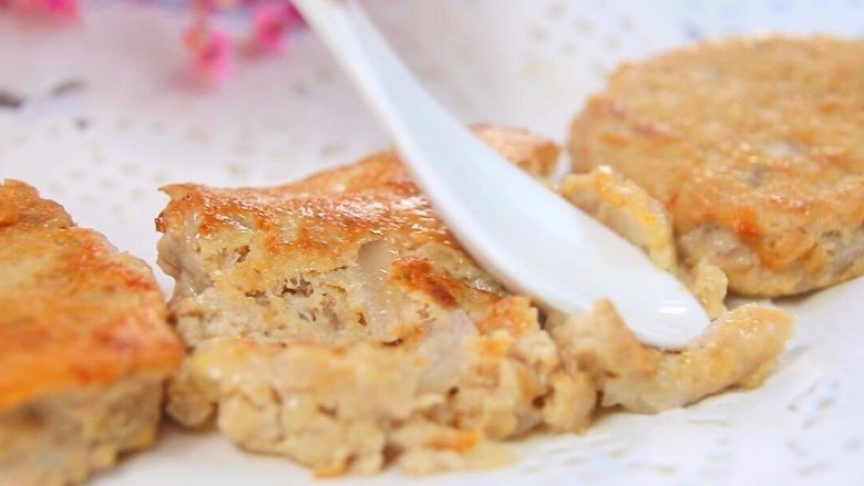 土豆嫩肉饼, 轻轻压一下,好多汁~~很软嫩的小饼。