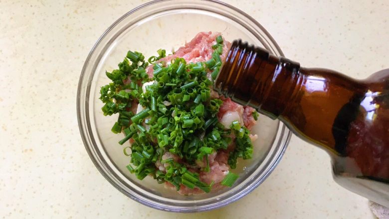 面筋酿肉,撒一部分葱花,倒入一些加饭酒