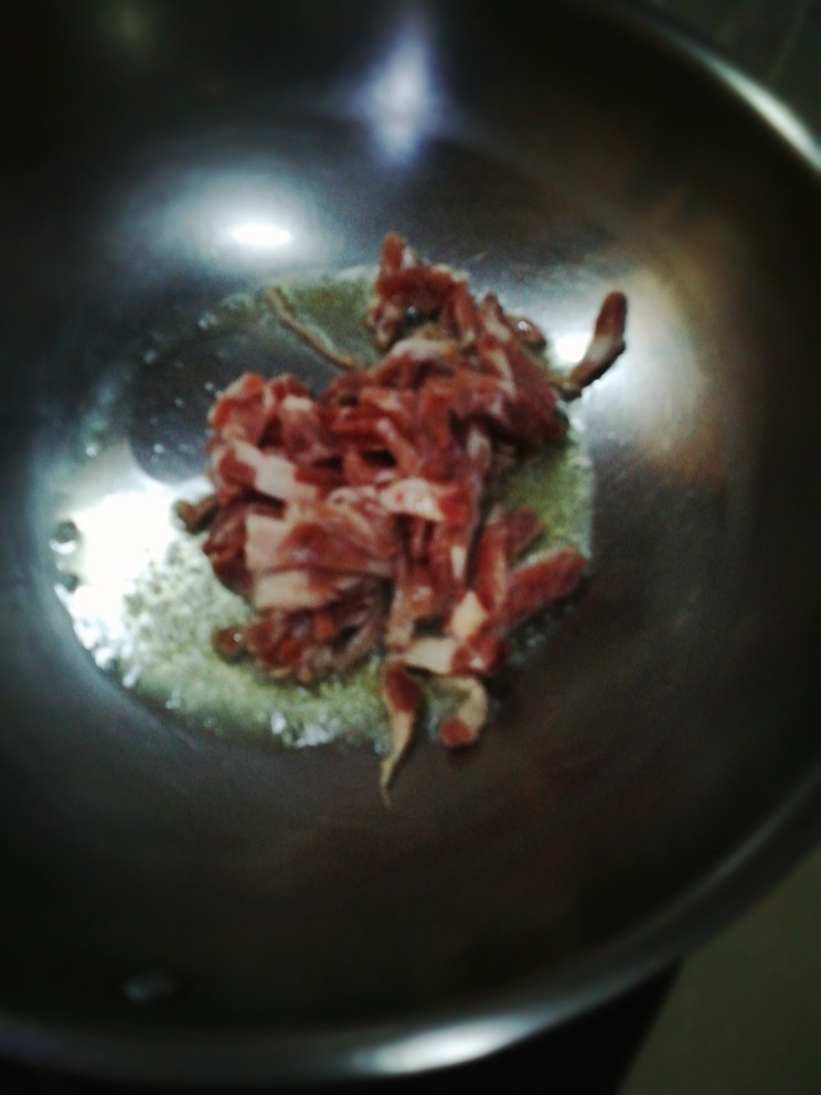 香干肉丝,起油锅，入肉丝煸炒至出油，加<a style='color:red;display:inline-block;' href='/shicai/ 718'>料酒</a>，<a style='color:red;display:inline-block;' href='/shicai/ 788'>生抽</a>和美味香酱炒香。