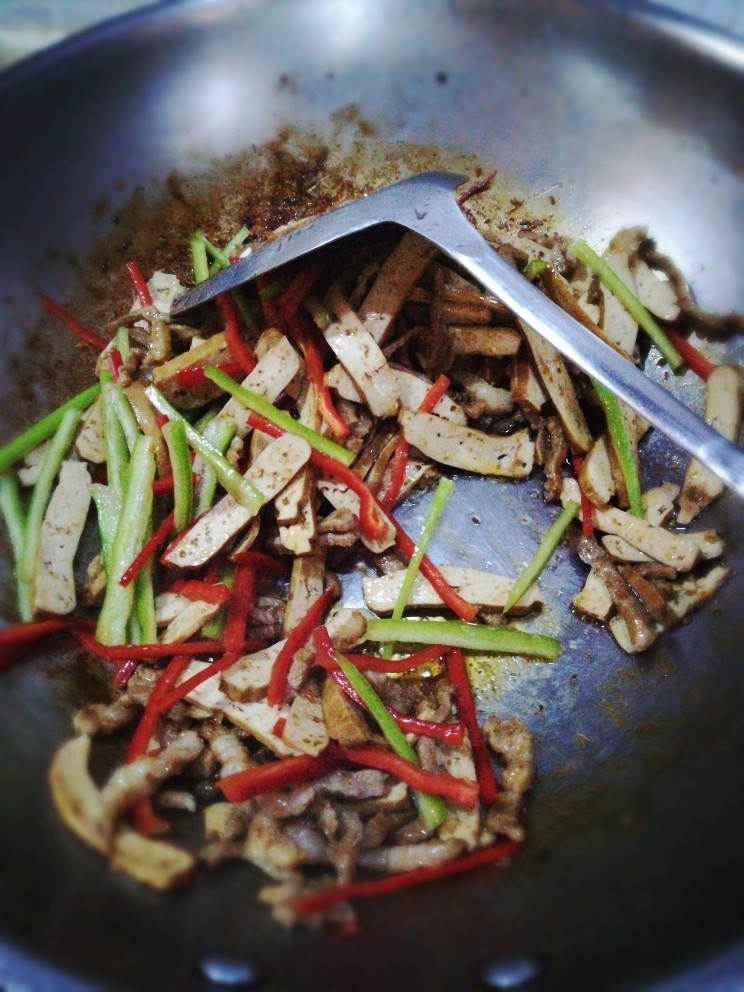 香干肉丝,加入青红椒丝，拌炒均匀，最后加少许<a style='color:red;display:inline-block;' href='/shicai/ 756'>鸡精</a>即可。