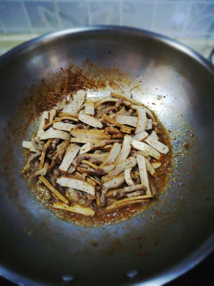 香干肉丝,加入香干和少量清水，焖煮1分钟。