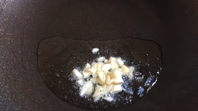 毛豆炒肉丝,另起一锅,加入适量油,倒入大蒜末炒香