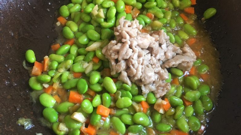毛豆炒肉丝,快收汁前加入炒好的肉丝,继续翻炒