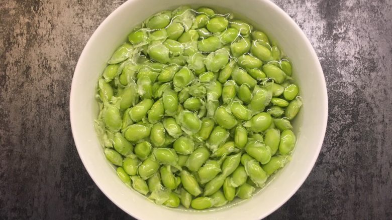 毛豆炒肉丝,毛豆去壳后洗净