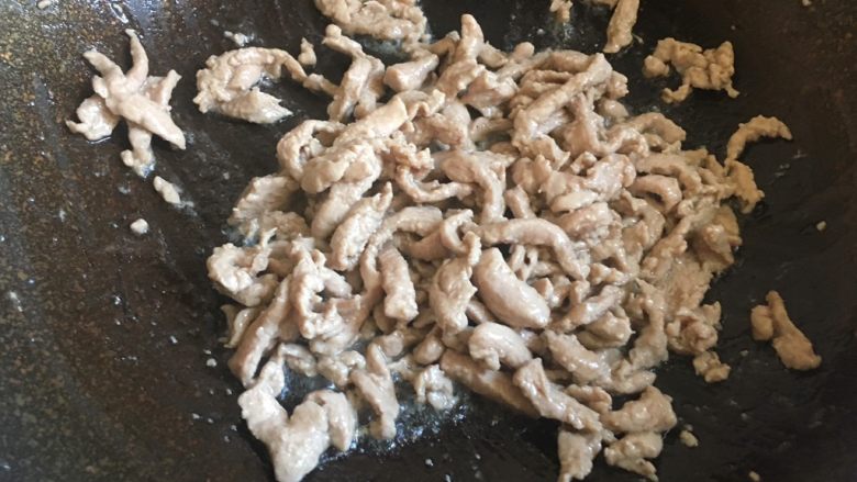 毛豆炒肉丝,立刻用铲子翻炒均匀,变色后盛起备用