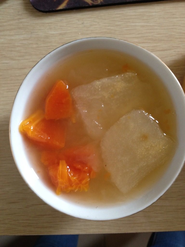 木瓜银耳炖雪梨,然后放木瓜、雪梨、冰糖。
