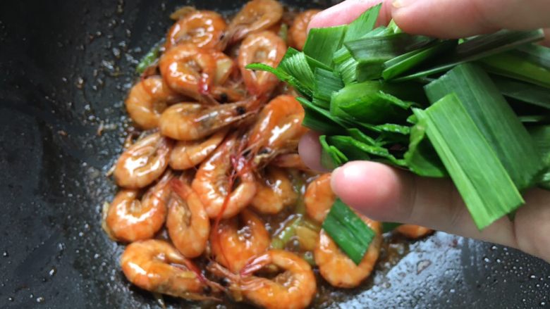 蒜香油焖基围虾,加入青蒜叶一起翻炒均匀,瞬间满屋飘香。