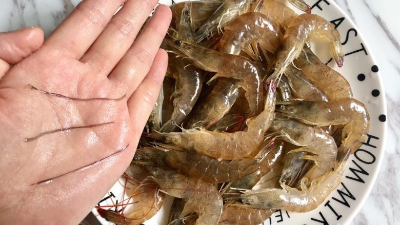 蒜香油焖基围虾,虾线全部处理好的,虾线需要轻轻挑,否则容易挑断。如果虾头部的须太长,可以用厨房剪剪短一点。
