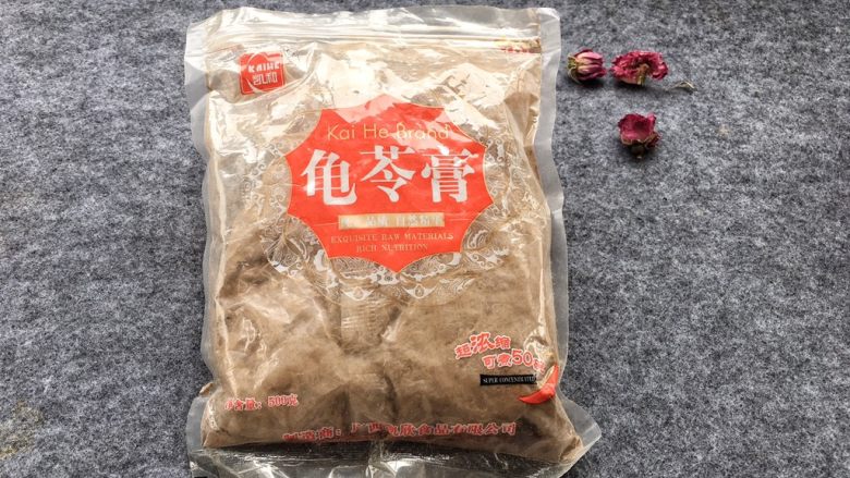 玫瑰蜂蜜龟苓膏,准备<a style='color:red;display:inline-block;' href='/shicai/ 578'>龟苓膏粉</a>一包,我是在淘宝上买的,十几元包邮,用50克左右就够了。