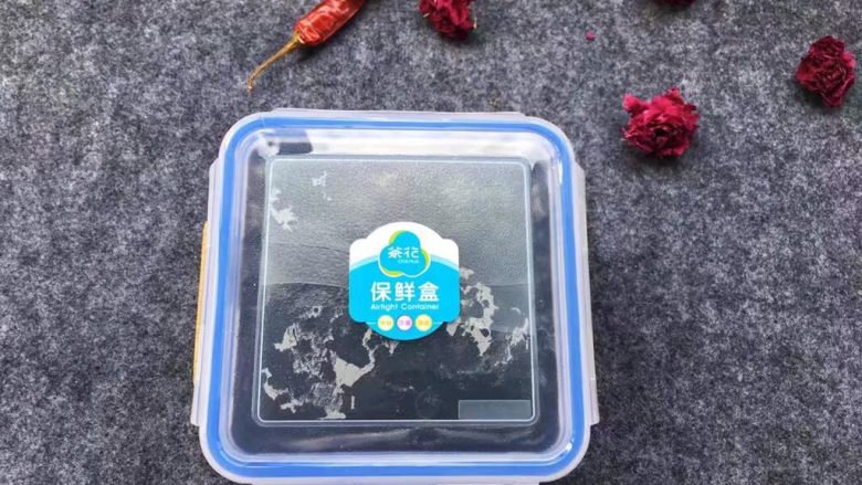 玫瑰蜂蜜龟苓膏,趁热倒入保鲜盒中,盖上盖子放冰箱冷藏一夜,以便凝固成龟苓膏。