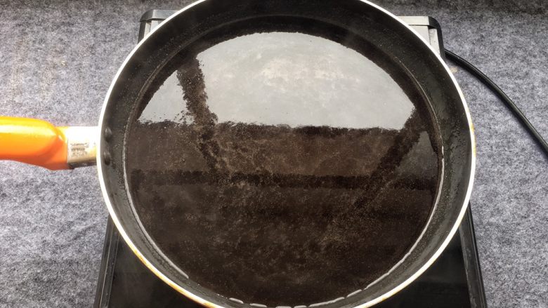 玫瑰蜂蜜龟苓膏,慢慢煮至锅边起泡泡,就可以关火了!
