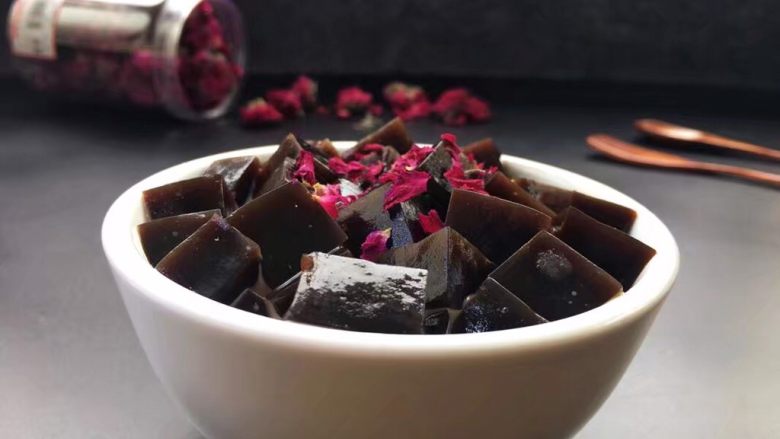 玫瑰蜂蜜龟苓膏,调入适量<a style='color:red;display:inline-block;' href='/shicai/ 865'>蜂蜜</a>、食用玫瑰花酱,牛奶拌均即可!